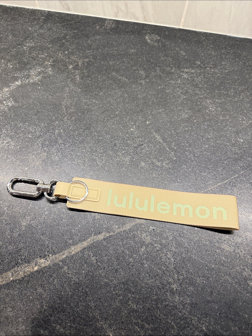 Lululemon Never lost keychain Pistachio 13”